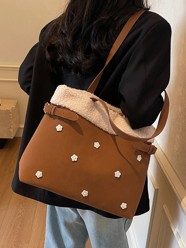 스웨이드 플러시 접합 대용량 토트 백 2025 새로운 여성의 꽃 장식 마그네틱 버클 어깨 가방 통근 핸드백