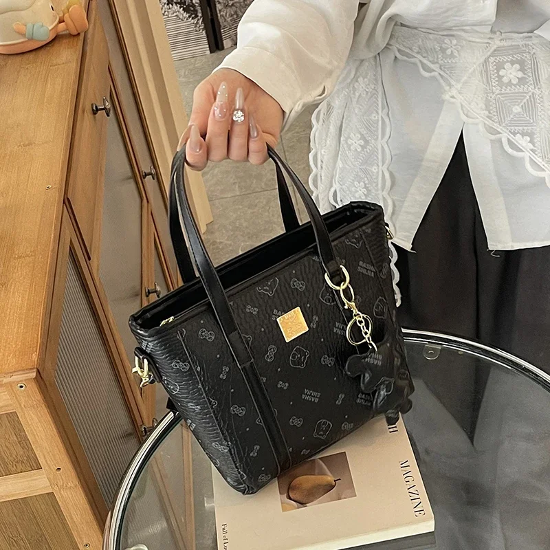 

Retro Parisian-Style Messenger Bag - Elegant Crossbody Handbag With Vintage Gold Accents & Roomy Interior