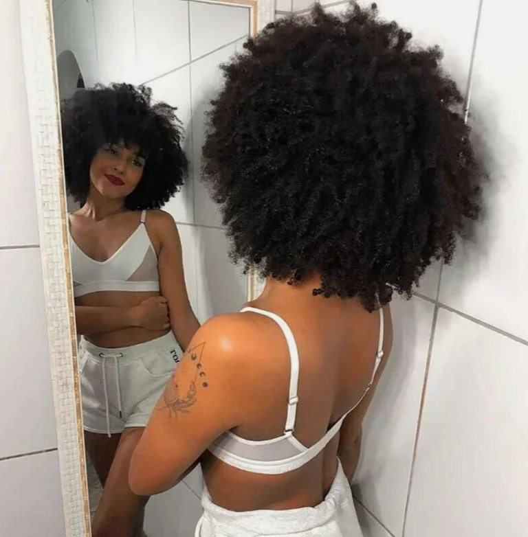 Ähnliche Artikel S 	 po 	 n 	 Schmerz 	 d Feedback zu unseren Vorschlägen |   Sehen Sie alle schwarzen lockigen Perücken für schwarze Frauen. Kurze Afro-Perücke mit großen Locken