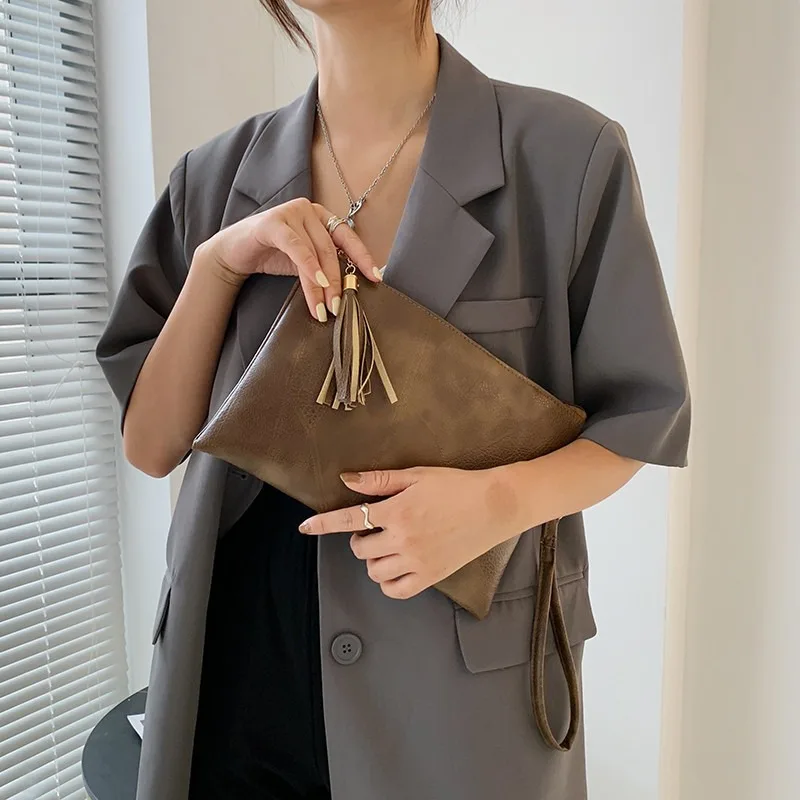 

Retro texture clutch bag niche design ladies handbag underarm bag fashion tassel pleated wallet.
