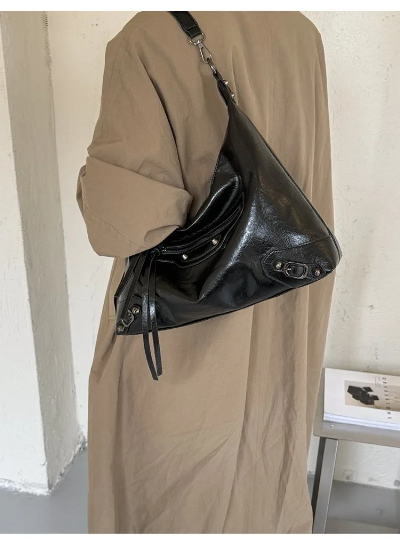CEEKAY Damen Hobo-Tasche, Schwarz, Glänzendes PU-Leder, Große Schulterhandtasche mit Reißverschluss-Detail, für den täglichen Arbeitsweg, Casual, Minimalistisch – Detail 18