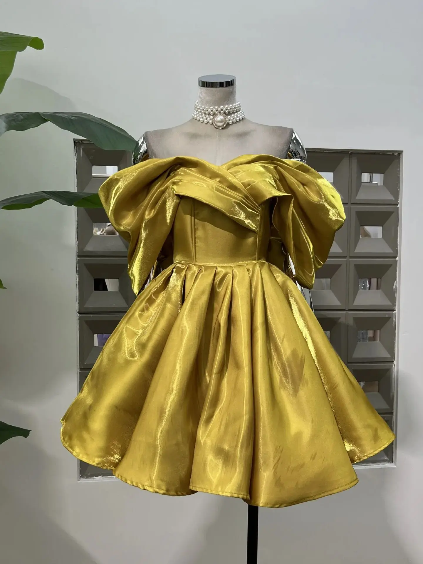 

Summer New Women Mini Dresses Short Elegant Luxury Gold Satin Strapless Dress Fashion Designer Party Cocktail Club Evening Gown