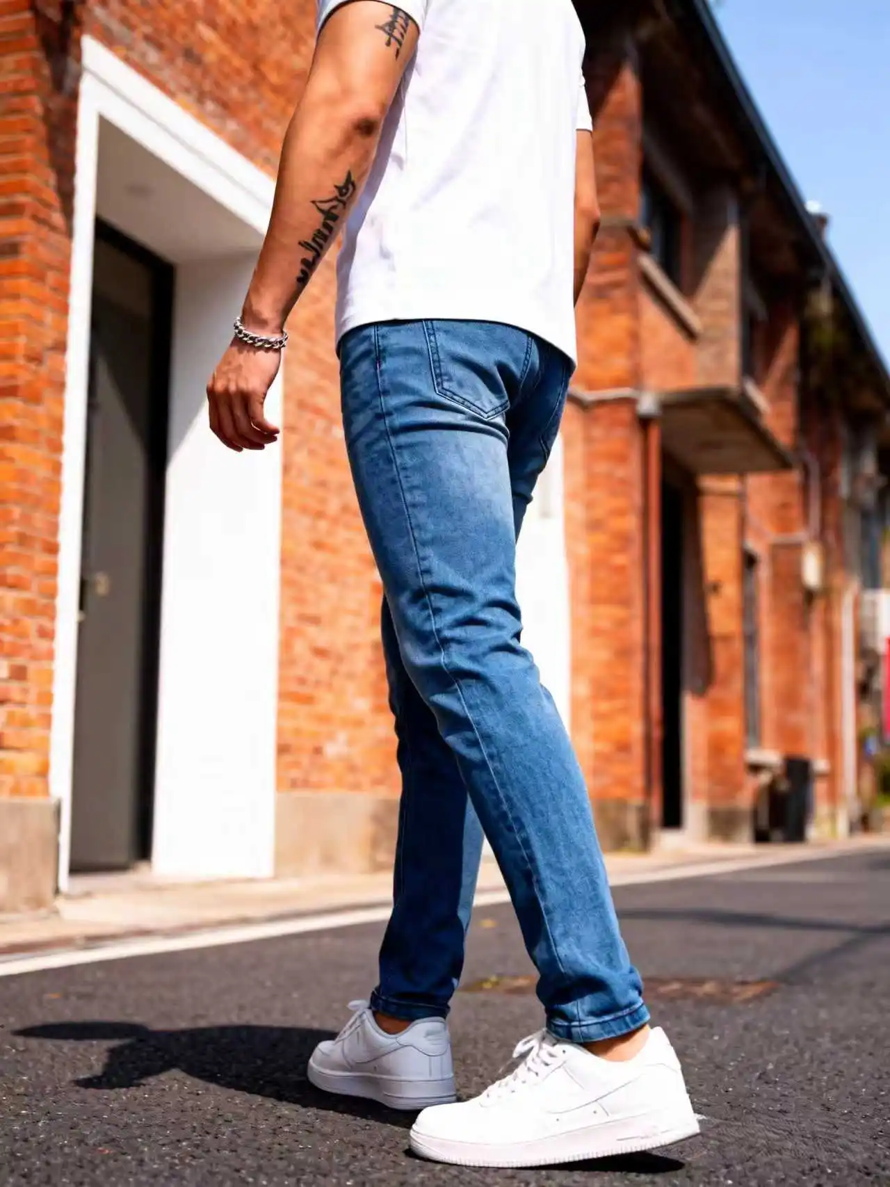 جينز ممزق عصري للرجال |   بنطال جينز مطاطي بقصة ضيقة باللون الأزرق الداكن، مثالي للعمل الذكي غير الرسمي والتواريخ والإجازات في عطلة نهاية الأسبوع