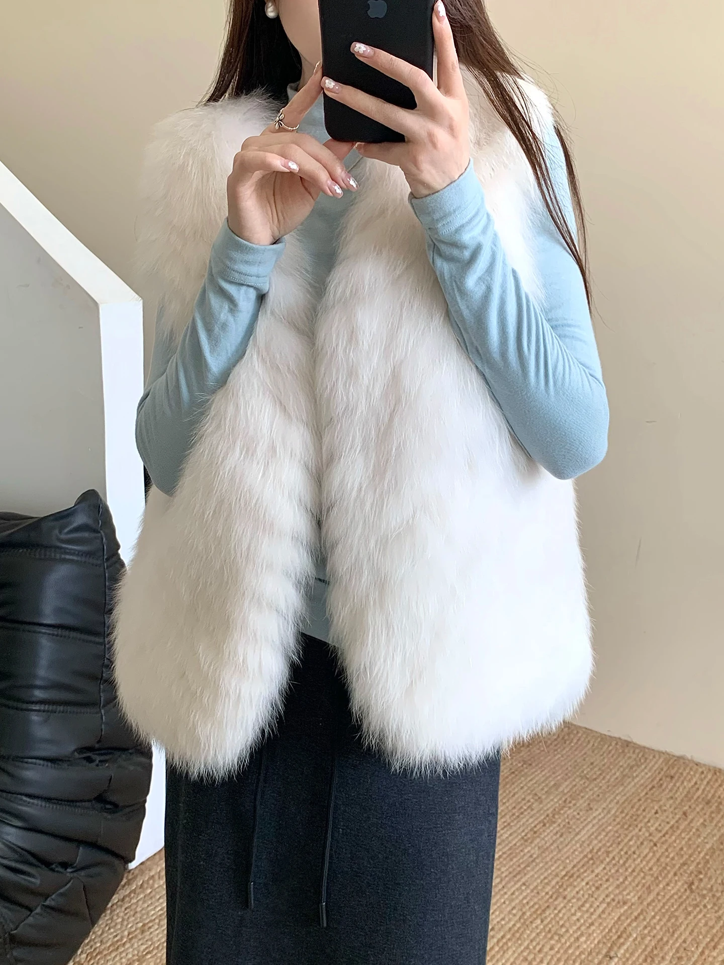 

Новая зимняя женская меховая жилетка Miss Orange: приталенный крой, комфорт и тепло, без рукавов, V-образный вырез, застежка на одну пуговицу