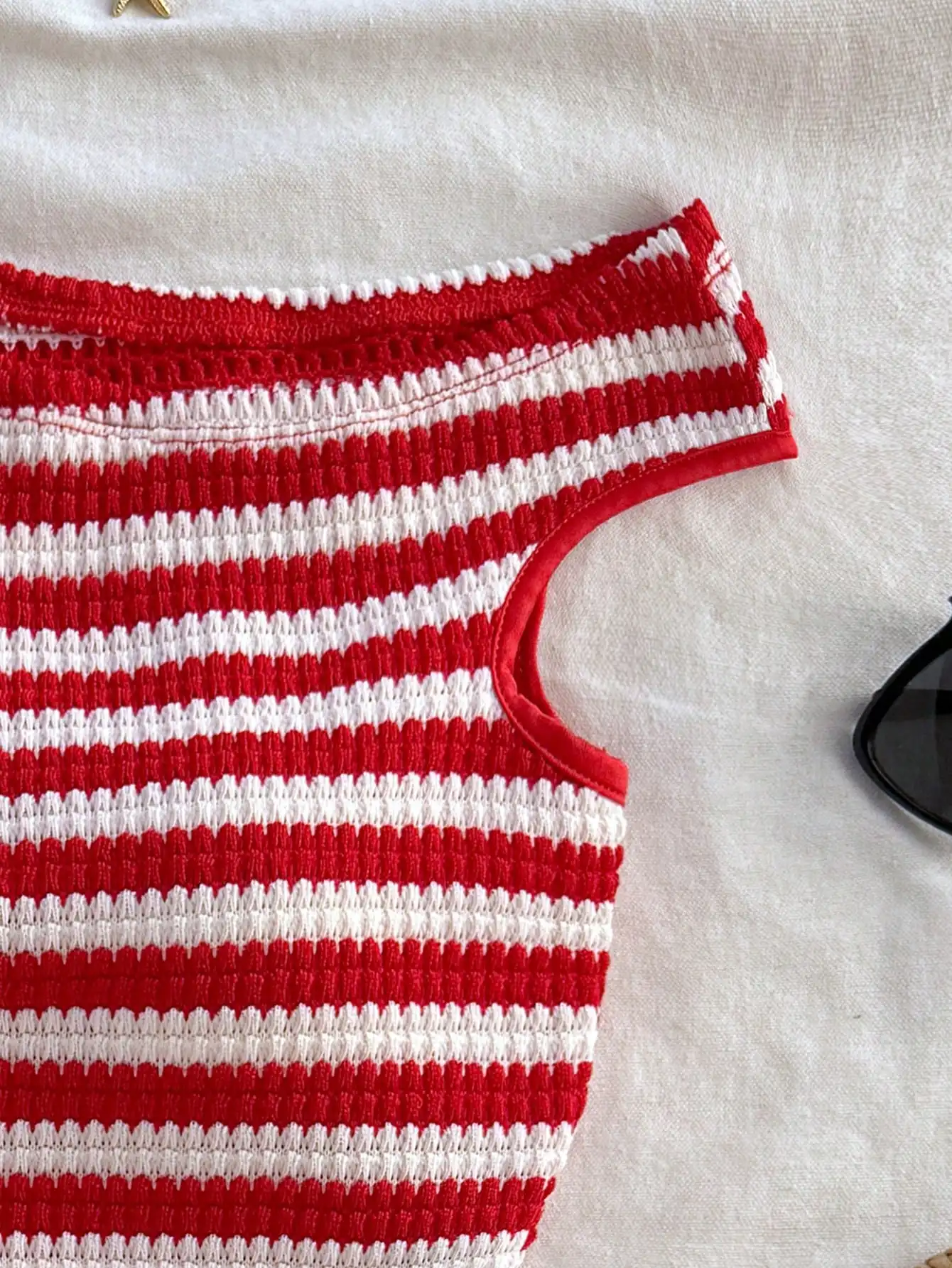 Conjunto de Malha Listrado Vermelho e Branco de 2 Peças: Top Ombro a Ombro e Shorts de Cintura Baixa para Praia de Verão, Festa, Cruzeiro