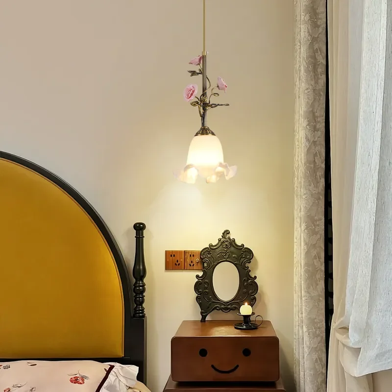 French Retro Bedside Chandelier Luxury Flower Table Lamp Creative Art Light for Bedroom High End Restaurant Decor Personality