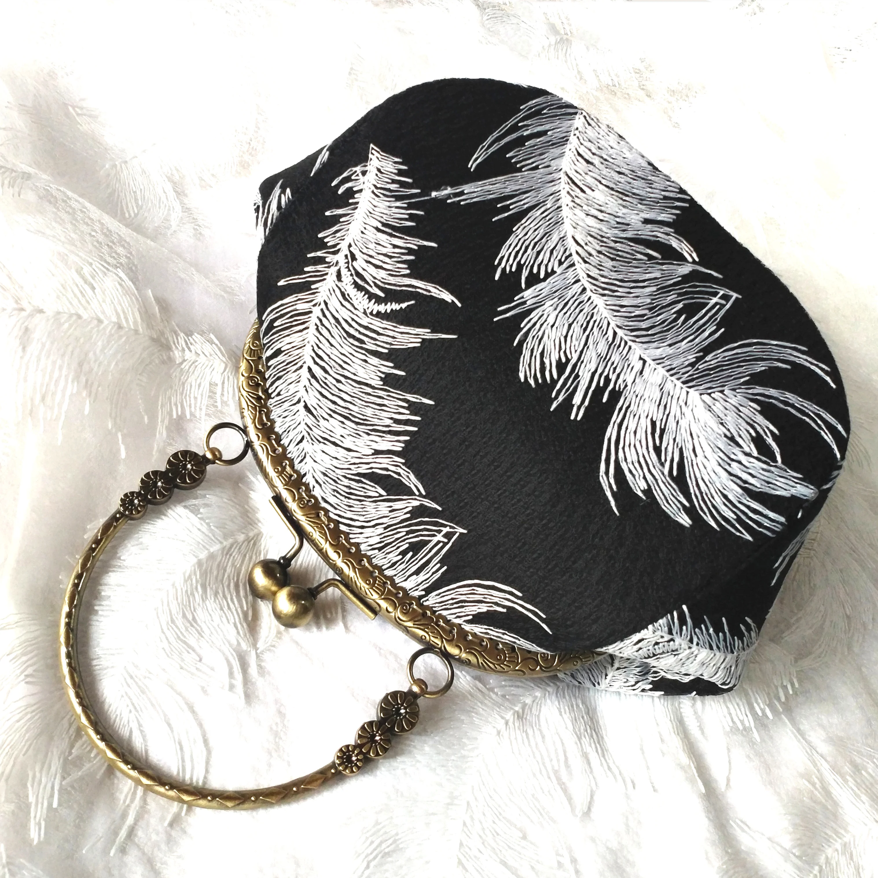 Lost in Vinatge Embroidered Feather Metal Frame Gold Kiss-Lock Lace Mouth Gold Bag Handheld Diagonal Straddle Clutch Purse