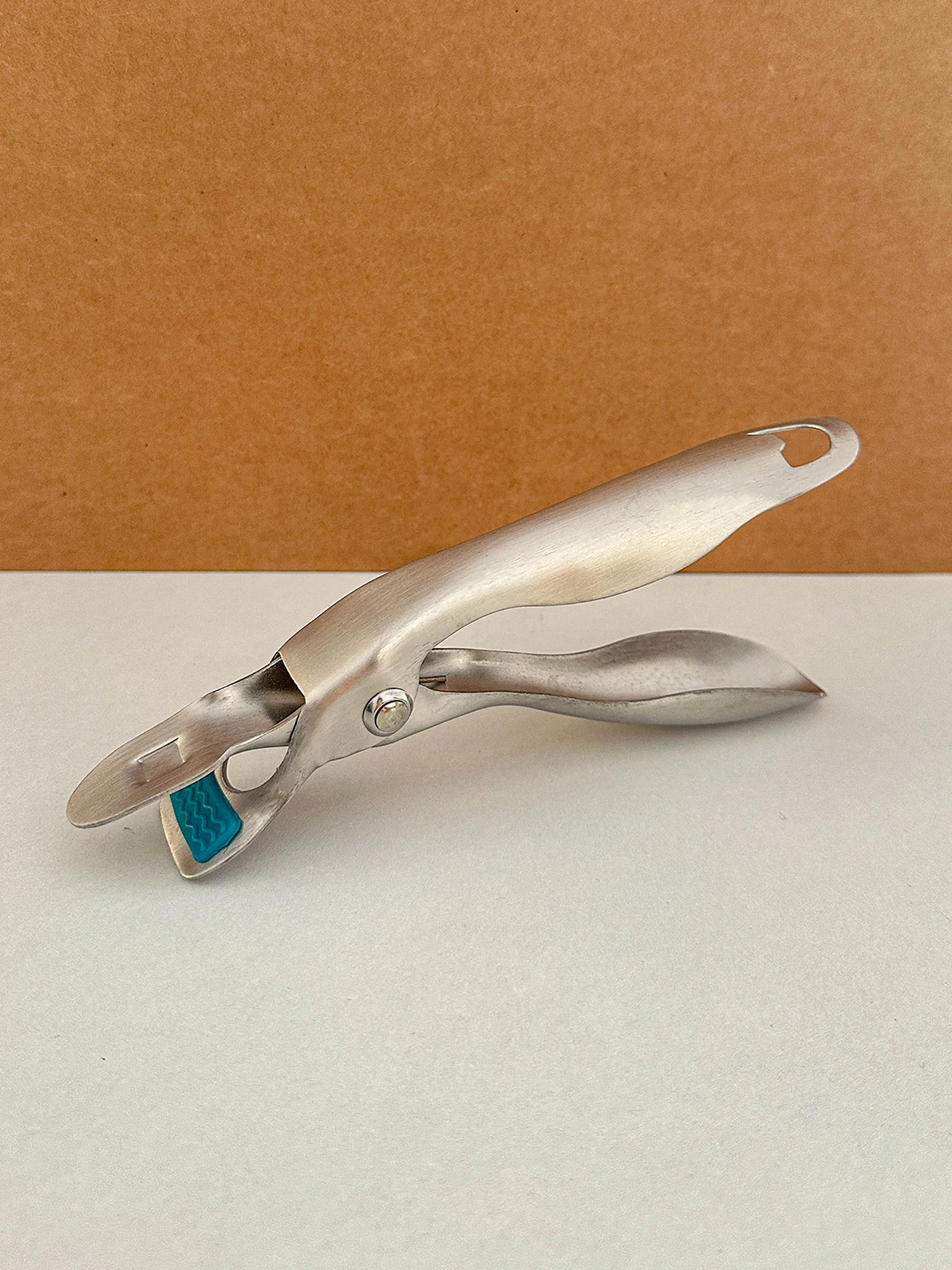 

Кухонный зажим-подъемник для посуды из нержавеющей стали 304, нескользящий, для снятия тарелок и мисок, кухонный инструмент