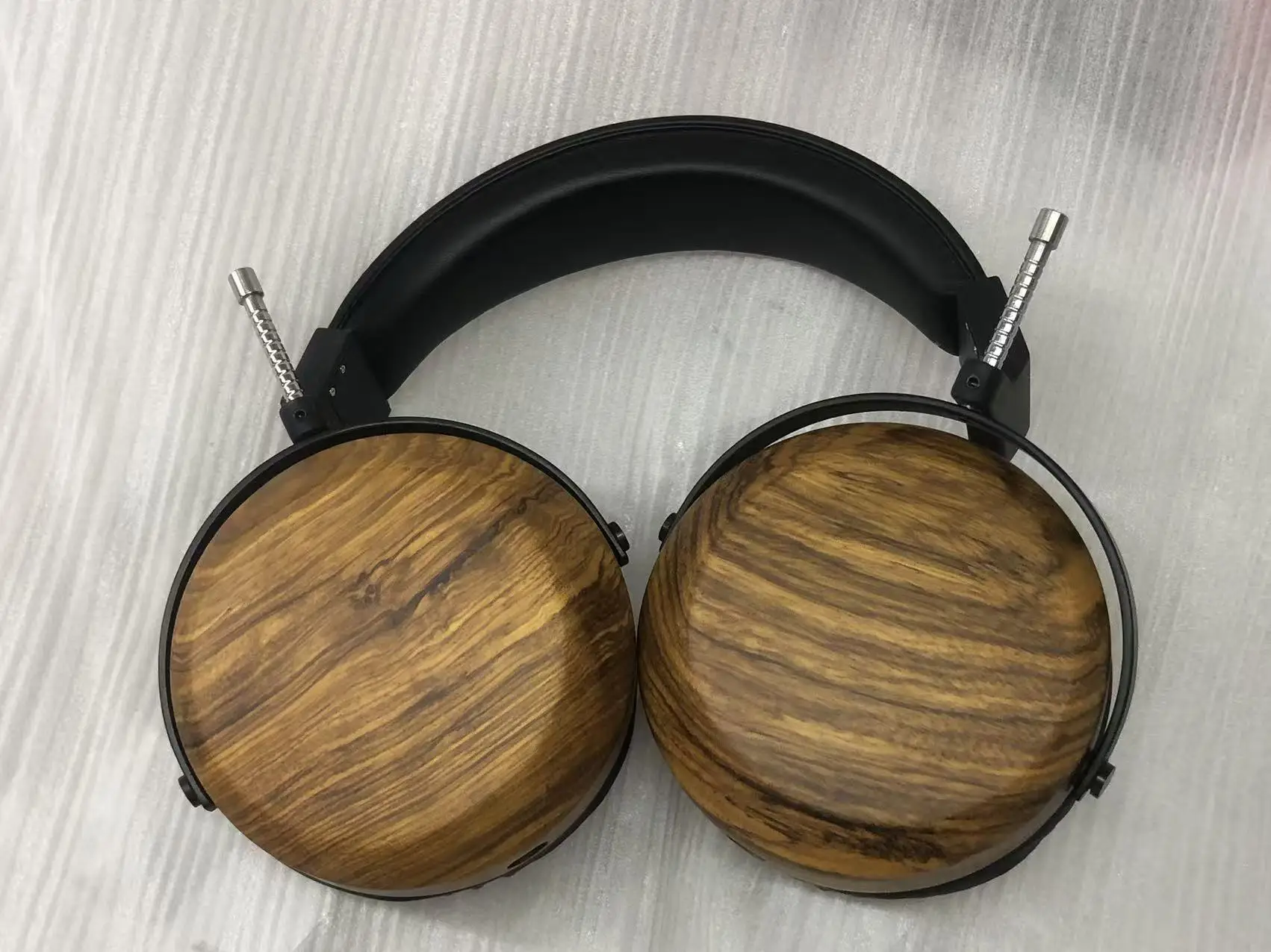 Natural solid wood black walnut closed-type over-ear headphones, with a diameter of 108mm, featuring imported high-quality drive