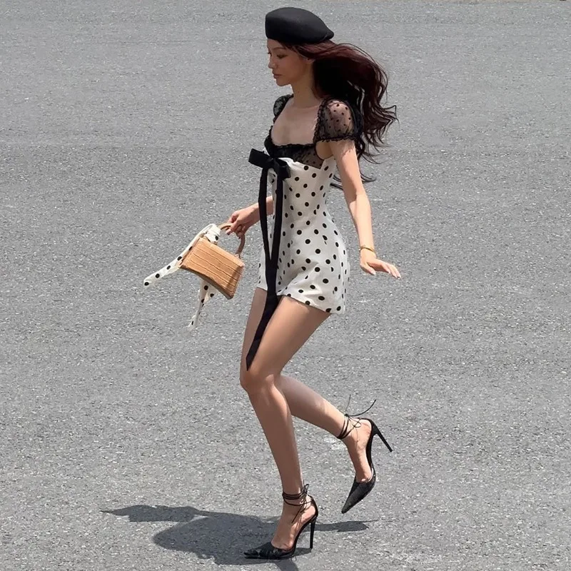 Polka Dotsพิมพ์Sheerตาข่ายPatchworkโบว์ริบบิ้นBodyconมินิชุดผู้หญิงElegant Straplessพัฟแขนสั้นClubwear