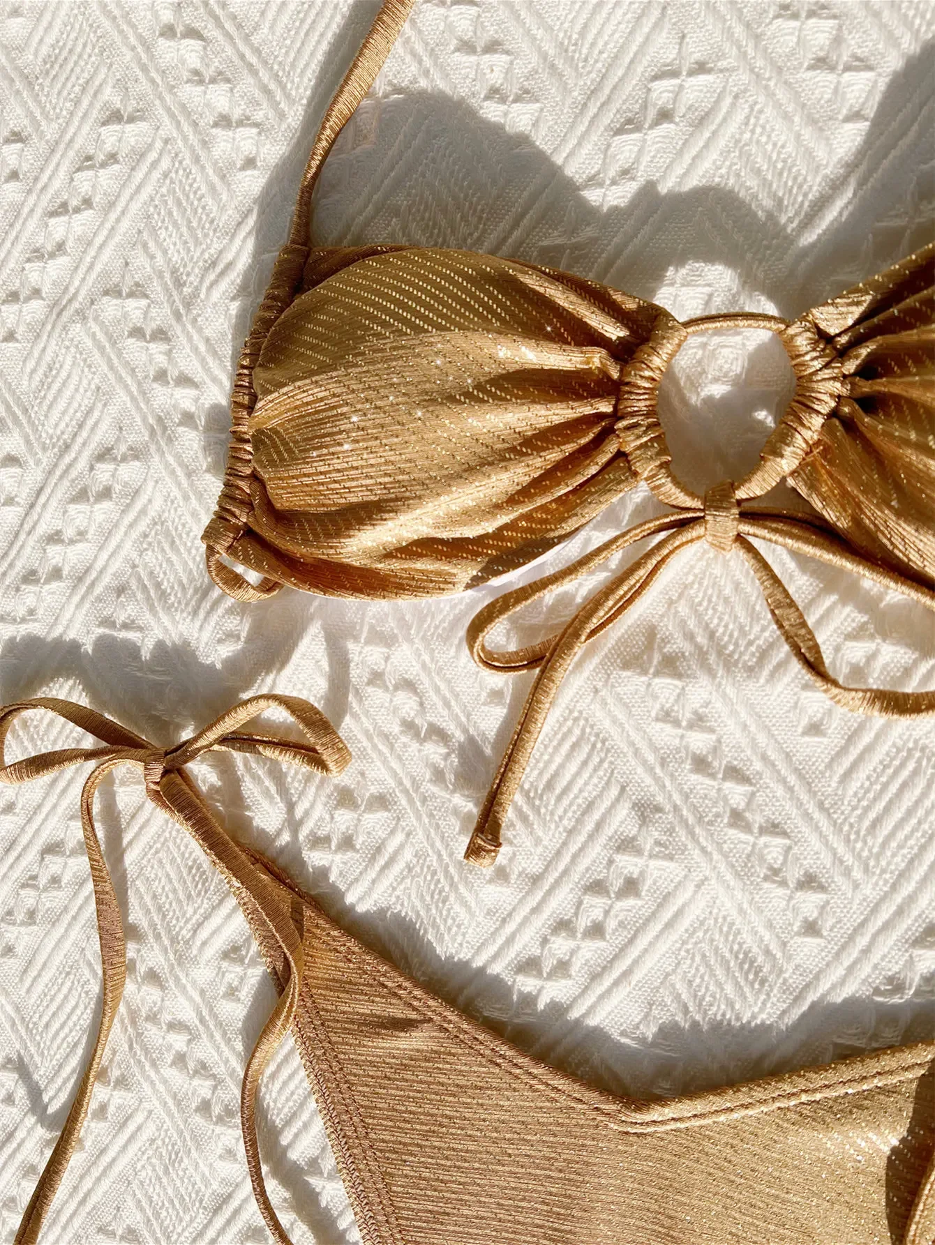 S-XL 2025 Nuovo bikini sexy con fasciatura dorata Costume da bagno donna Costumi da bagno femminili Halter Bikini Set Costume da bagno brasiliano da spiaggia Biquini