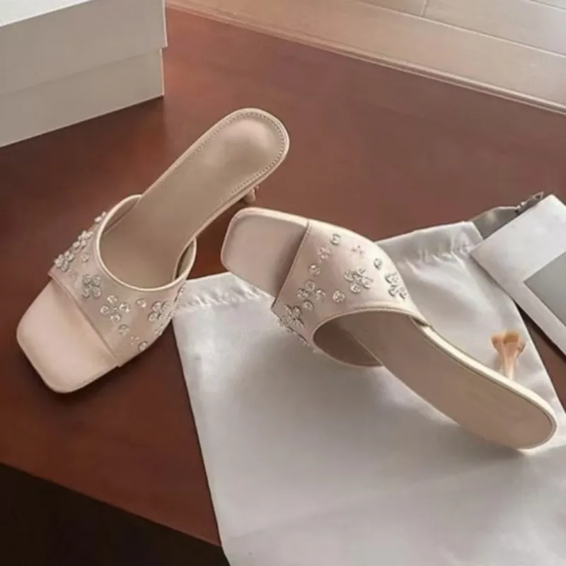 

2025 новые модные тапочки на высоком каблуке цвета шампанского, сандалии с квадратной головкой и стразами, украшенные стразами, повседневная элегантная женская обувь