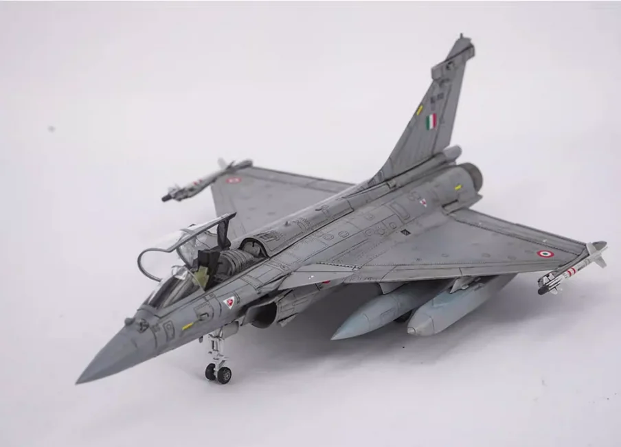Trumpeter  01699 PAF J-10CE Multi-Role Fighter & IAF Rafale 2 in 1 1/72 scale Aircraft Assembly Model Kit
