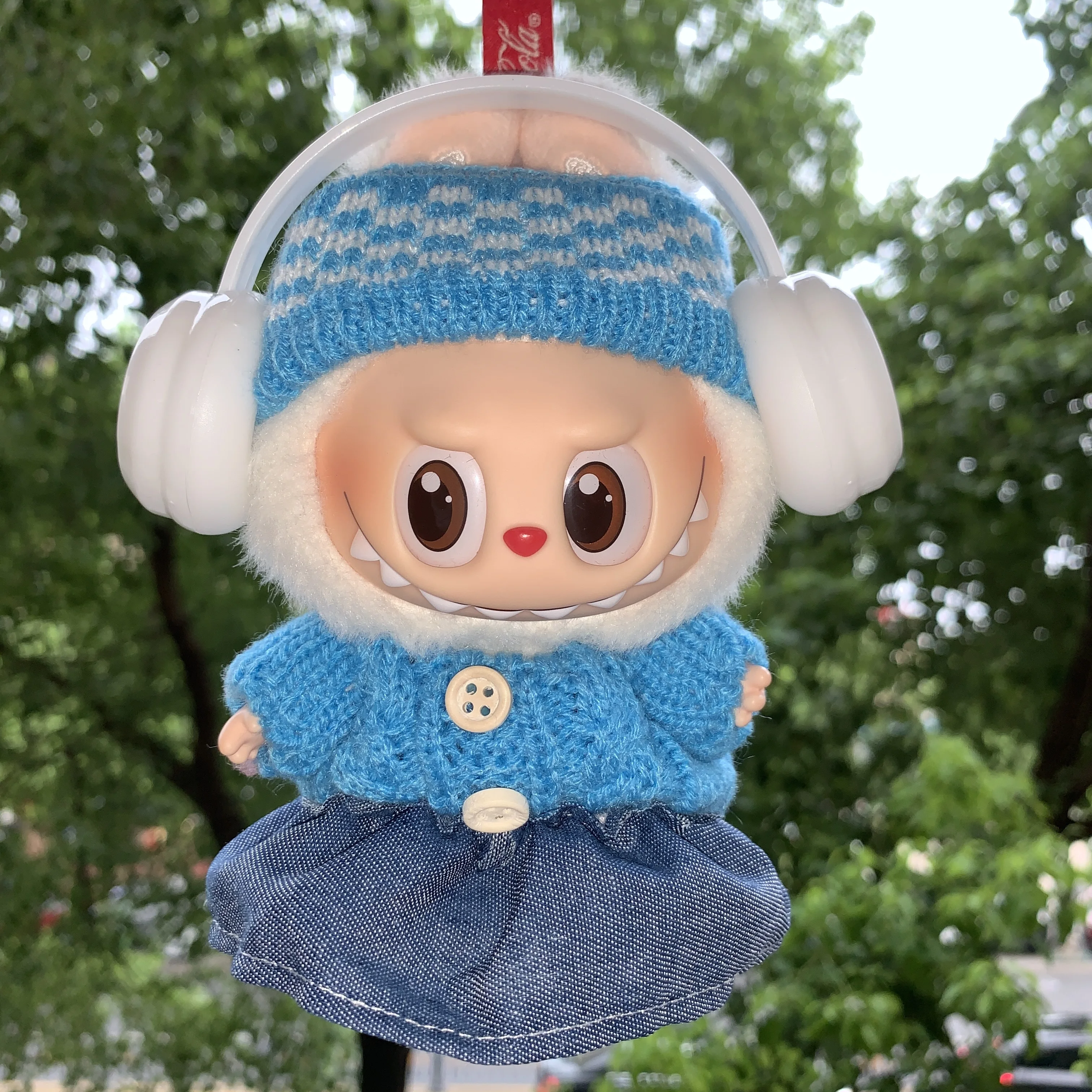 

The latest 2025 doll clothes are suitable for 15-17cm Labubu, featuring a cool blue denim skirt and stylish headphones.