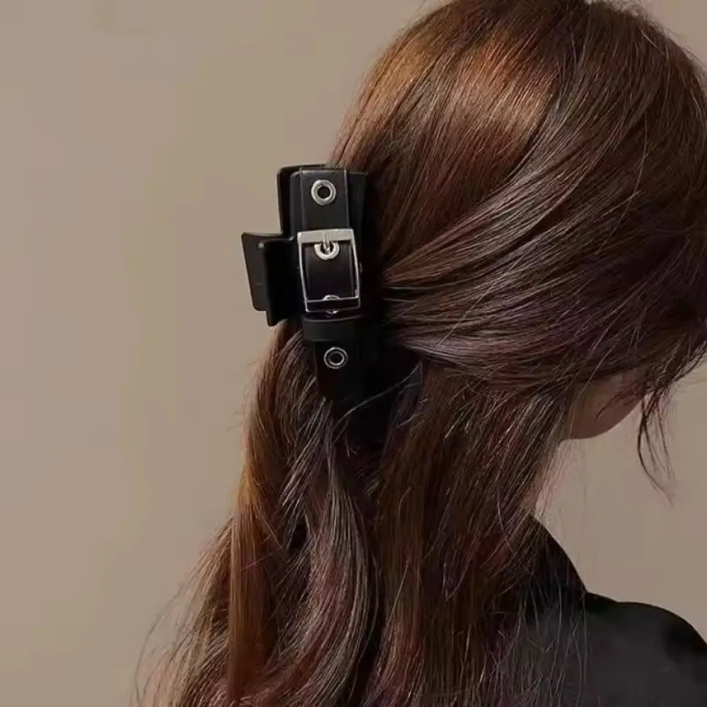 Jepit Rambut Tali Kulit Hitam Modis Gaya Punk Jepit Hiu Elegan Aksesori Rambut Unik Bentuk Persegi