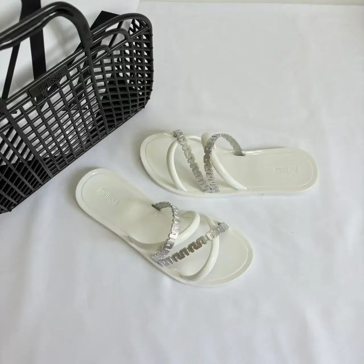 صنادل نسائية مسطحة من ميليسا لصيف 2025 شباشب عصرية من مادة PVC سهلة الارتداء ملابس داخلية وخارجية مريحة #4