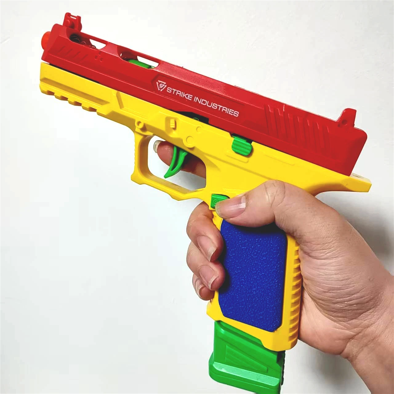 ปืนของเล่น SIG17 สีสันสดใส ยิงต่อเนื่อง ปืนอัดลมแบบปลอกกระสุนดีดออก ของขวัญปาร์ตี้คริสต์มาสสำหรับเด็กผู้ชายและผู้ใหญ่