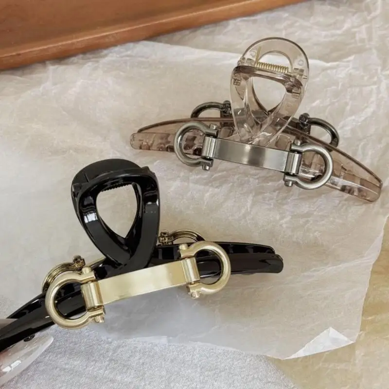 Черные волосы с когтя