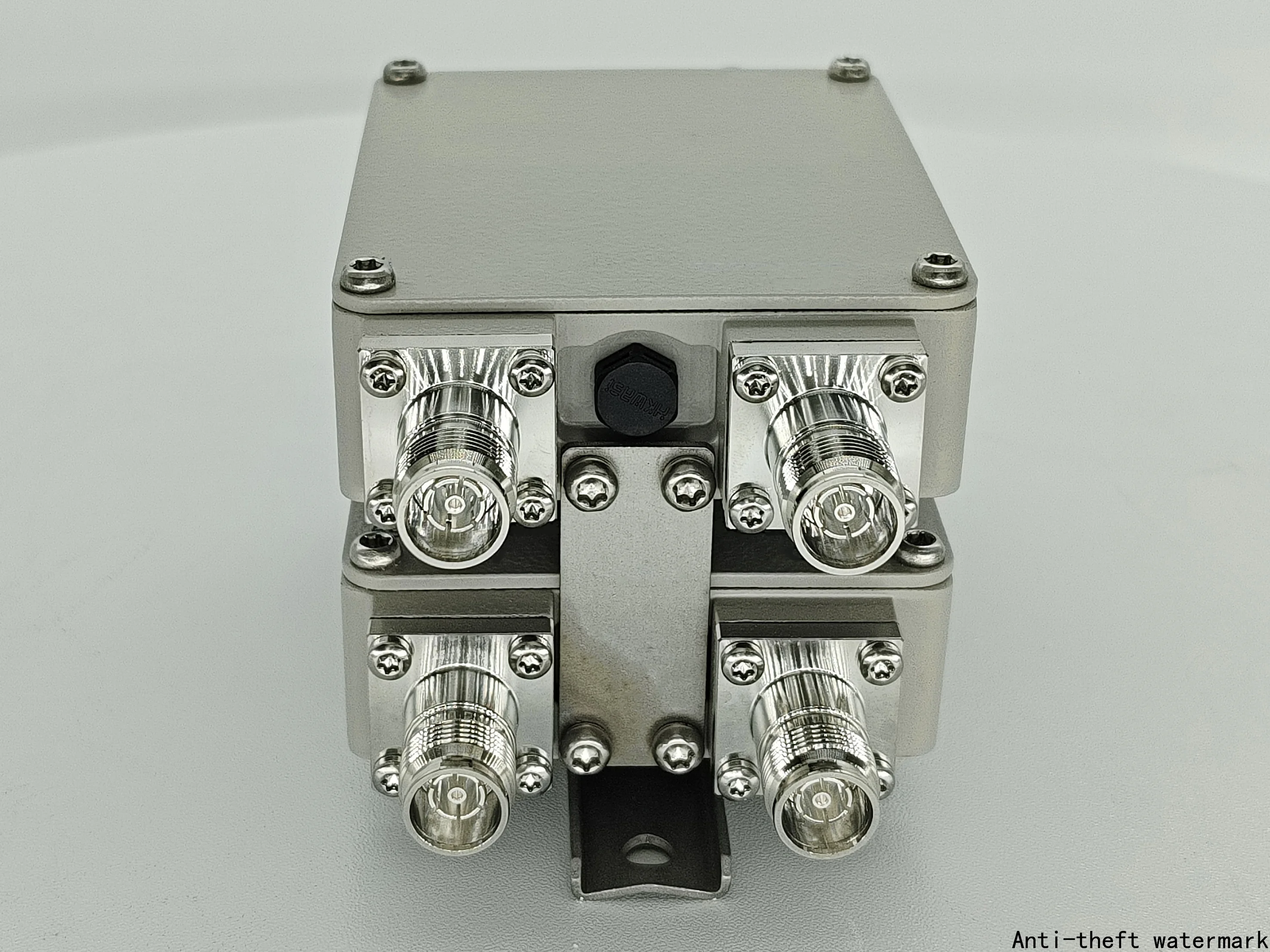 2025: Low-frequency CBRS LAA duplexer, average power 250W, combiner filter with 43 10-pin female connectors.