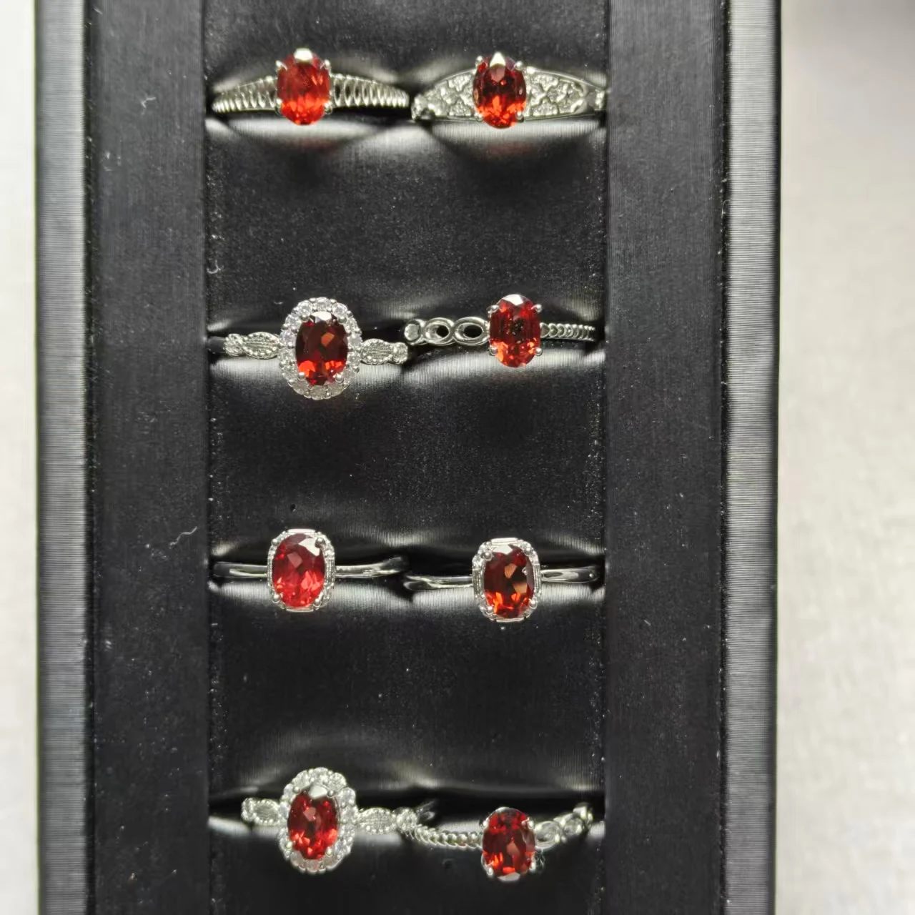 Großhandel Natürlicher Neuer Roter Granat Oval Facettiert Verschiedene Arten Ringdesign Trendiger und Vielseitiger Einfacher Live-Ring Paar-Geschenk – Detail 5