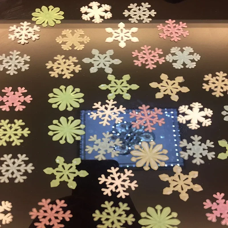 50pcs 3D Snowflake Luminous Wall Sticker Fluorescent Glow In The Dark Wall Decal For Homw Kids Room Bedroom Christmas Decor