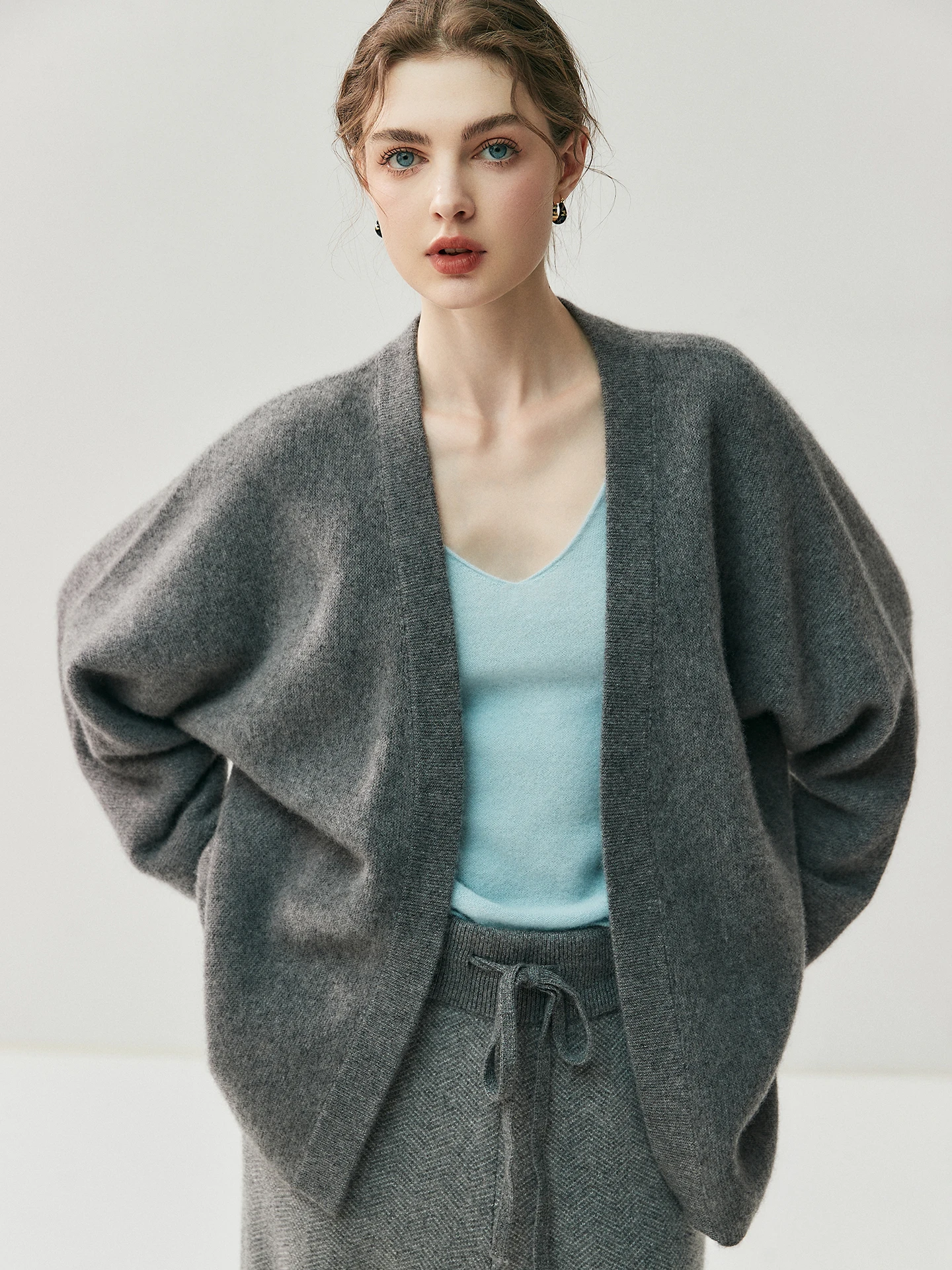 

Женский вязаный кардиган свободного кроя с V-образным вырезом и рукавами «летучая мышь» для создания стройного силуэта, в стиле Lazy Fashion