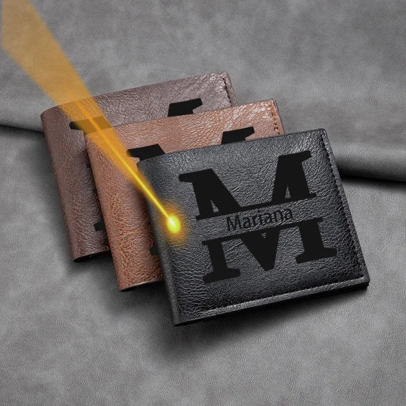 محفظة رجالية من جلد البولي يوريثان تحمل اسمًا مخصصًا مع هدية أولية للزوج والصديق والأب والابن وأعياد الميلاد وعيد الأب