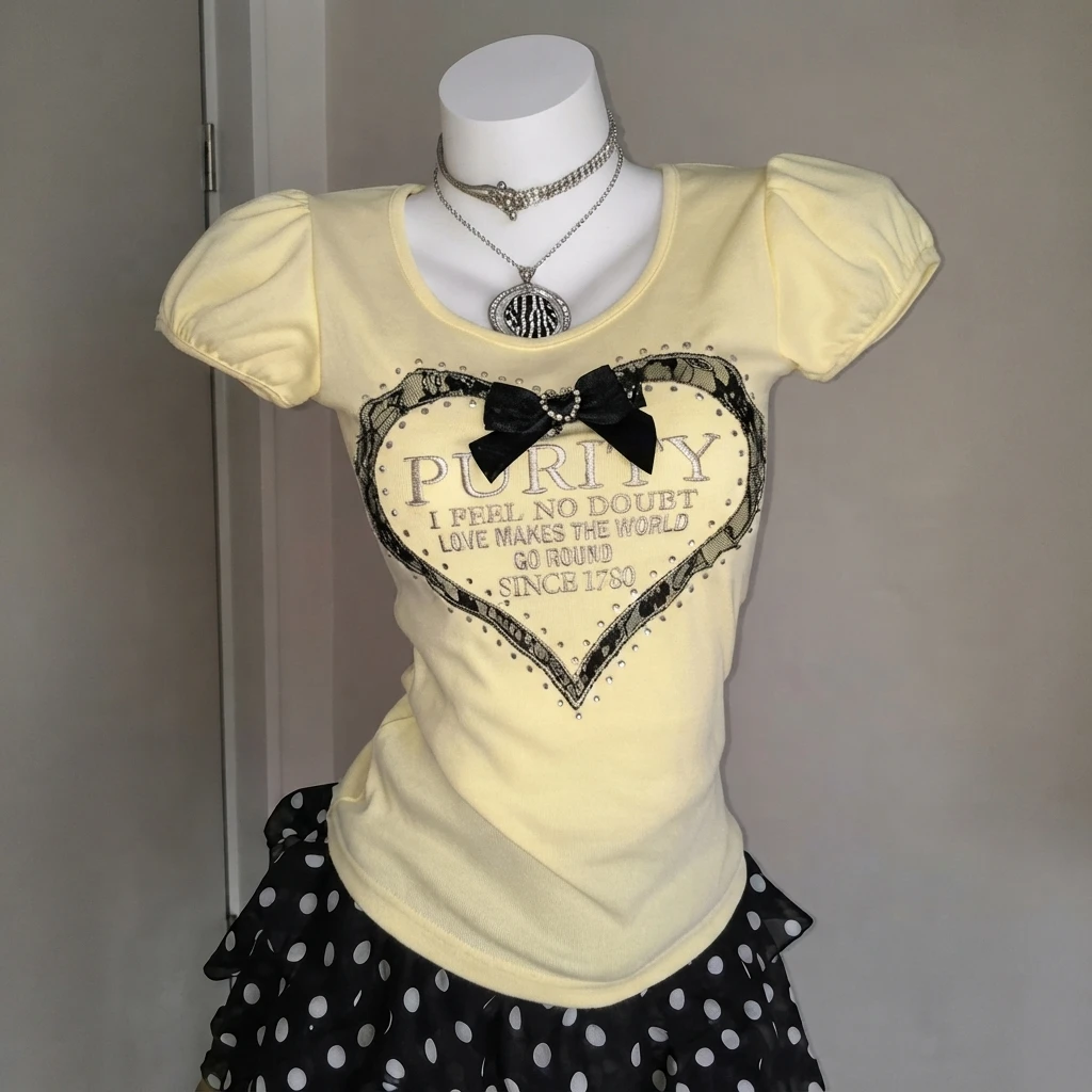 T-shirt graphique Y2K pour femme à manches bouffantes, dos nu, à nouer, coupe ajustée, imprimé cœur, style coquette mignon, streetwear décontracté d'été