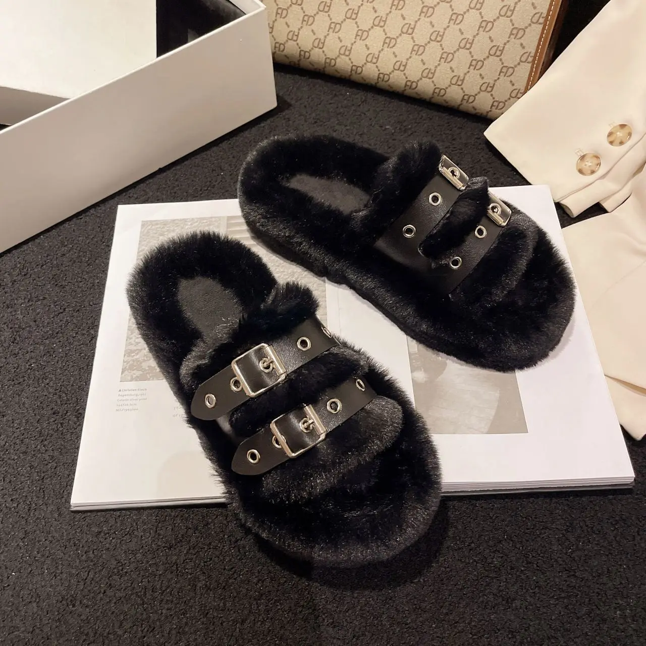 Women Fashion Warm Fluffy Slippers Cozy Faux Fur Indoor Floor Slides Flat Soft Furry Ladies Female Celebrities Flip Flops