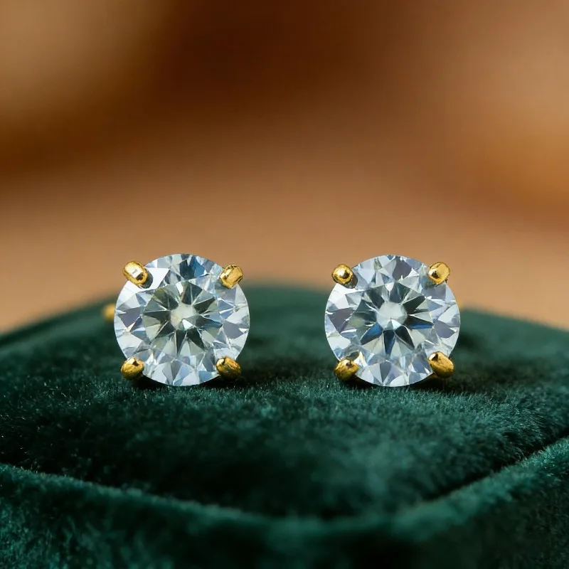 

1 пара серег-гвоздиков с синтетическим муассанитом, 2 карата, светло-голубые, круглые, с четырьмя крапанами, классические, романтичные, маленькие и изысканные подарки.