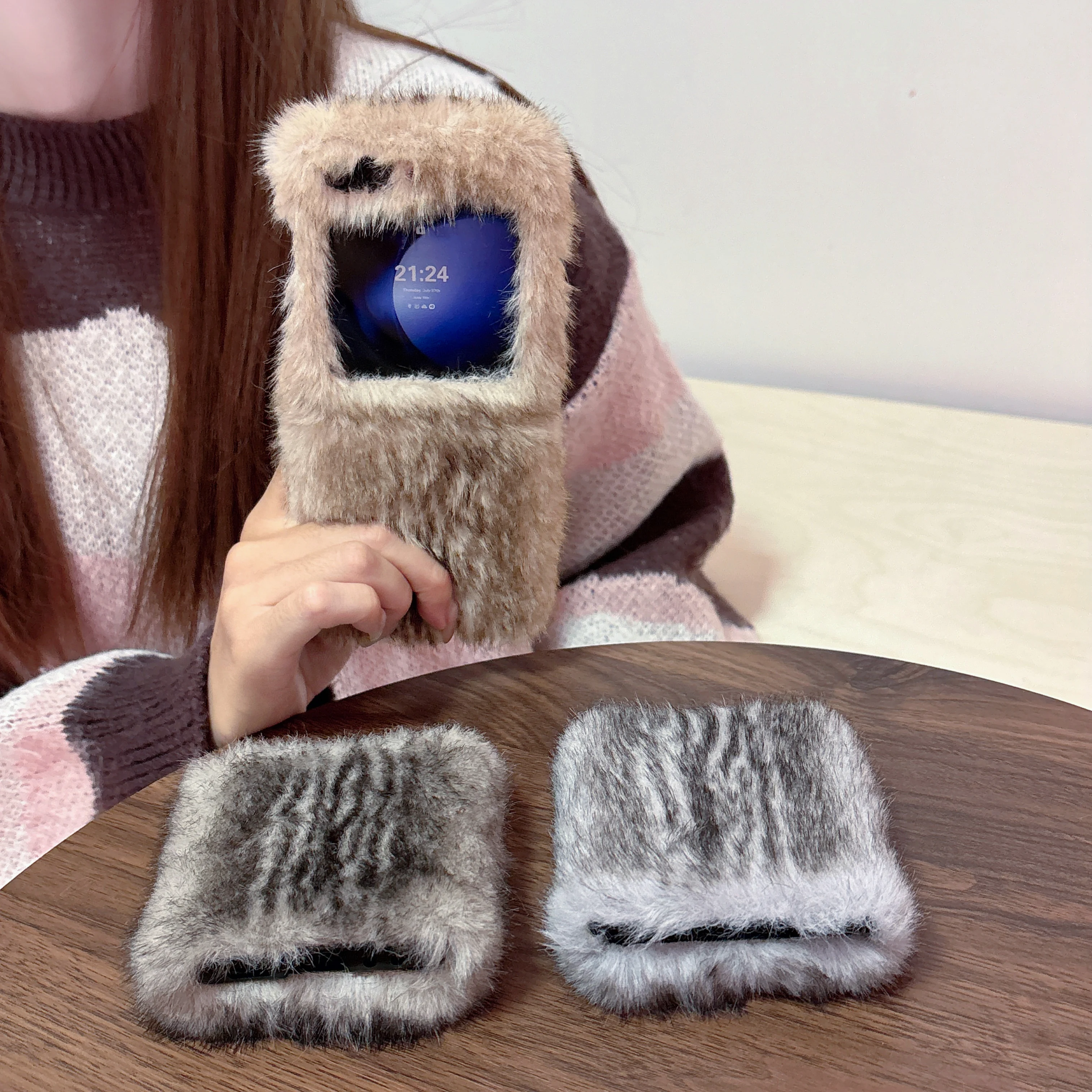 

Luxury Elegant Fashion Soft Fur Puff Phone Case Cover For Samsung Galaxy Z Flip 7 6 5 4 3 5G F7110