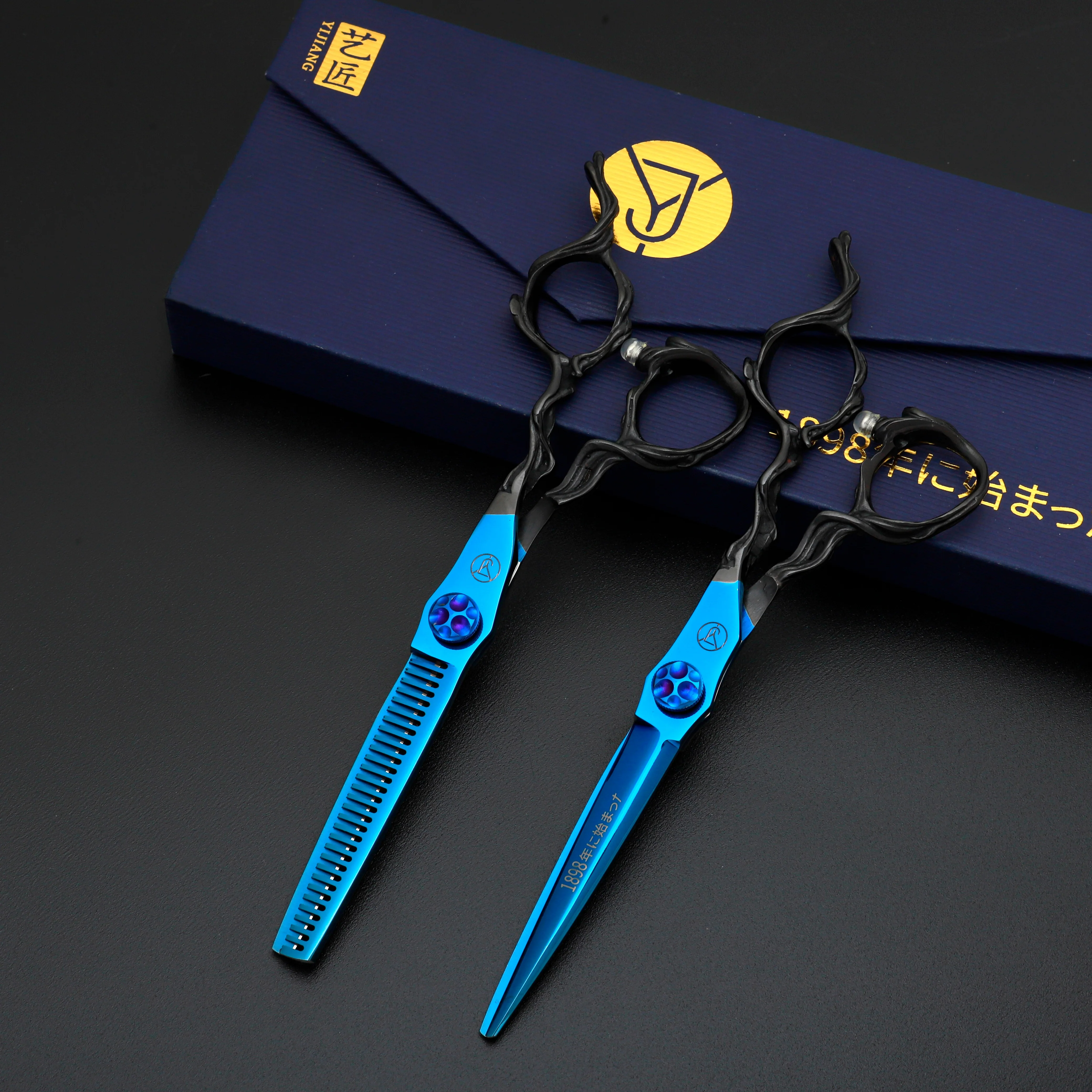 

Сине-черная модель, изготовленная вручную с использованием передовых технологий, отличается прочностью и долговечностью, имеет элегантную рукоятку и лезвие.