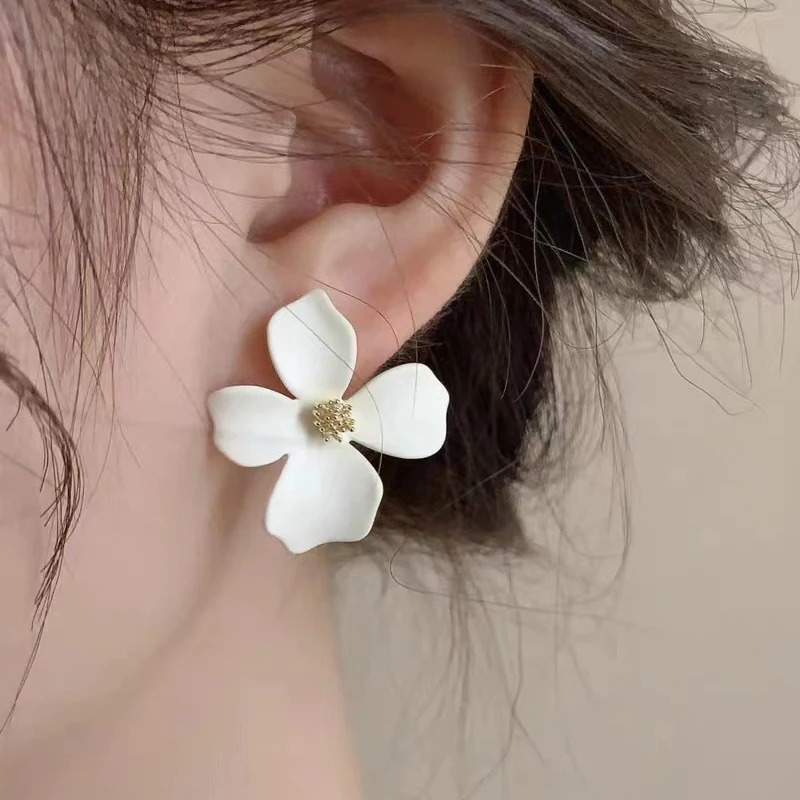 New Fashion White Flower Earrings for Women Party Elegant Spray Painted Blooming Gardenia Stud Earrings Petal Jewelry Girl Gift