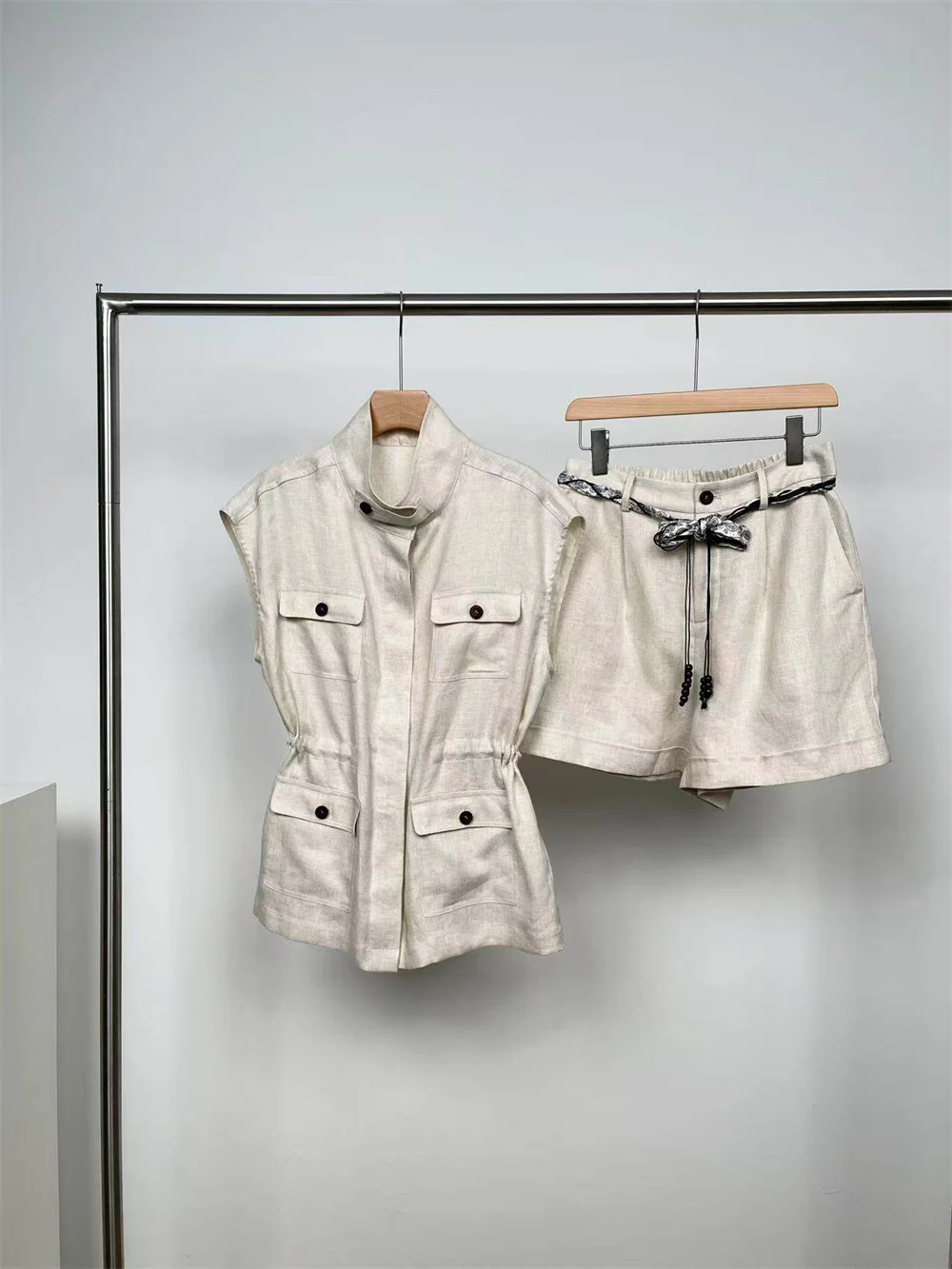 Conjunto de 2 piezas para mujer: Traje de pantalón corto 100% lino con cuello alto, chaleco con cintura elástica y pantalón corto.