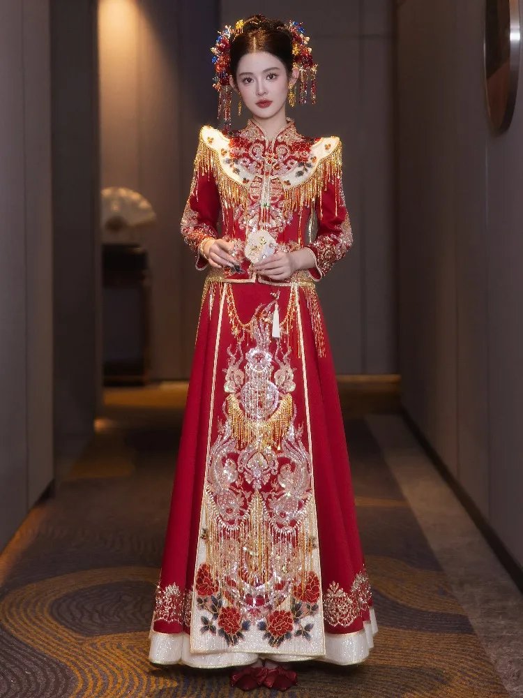 Il nuovo abito da sposa in stile cinese per le spose con una corona di fenice e un mantello rosso è di grandi dimensioni