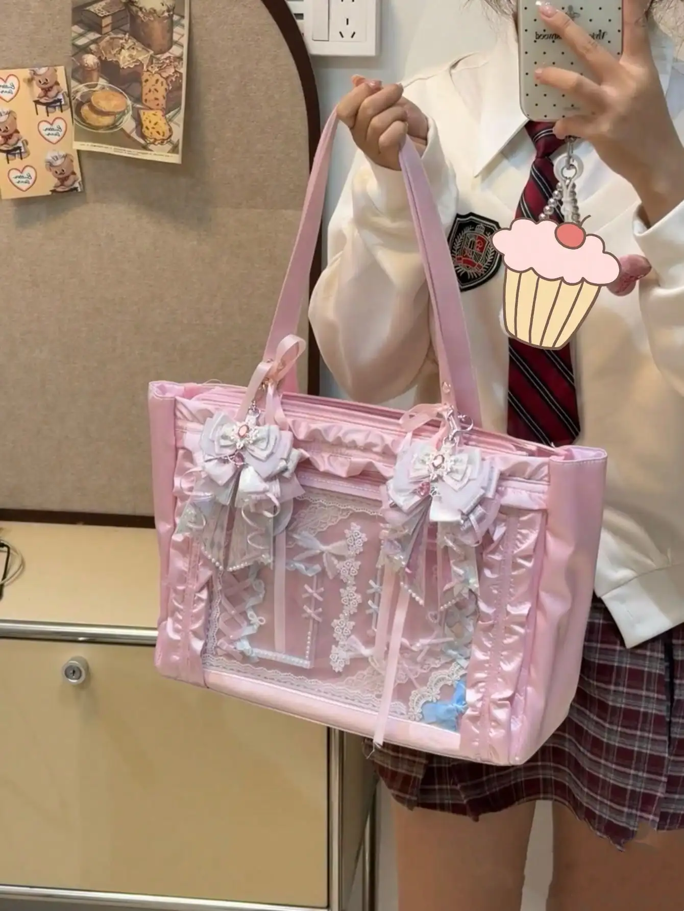 

Japanese Harajuku's New Fashion Satin Bow Large-Capacity Ltabag, Can Put Grain, Can Hang Keychains, Can Put Postcards, Can Put Dolls, Can Participate In Comic Exhibitions, Can Participate In Parties, Can Send Friends, Can Be Shoulder, Can Put Badges, Can