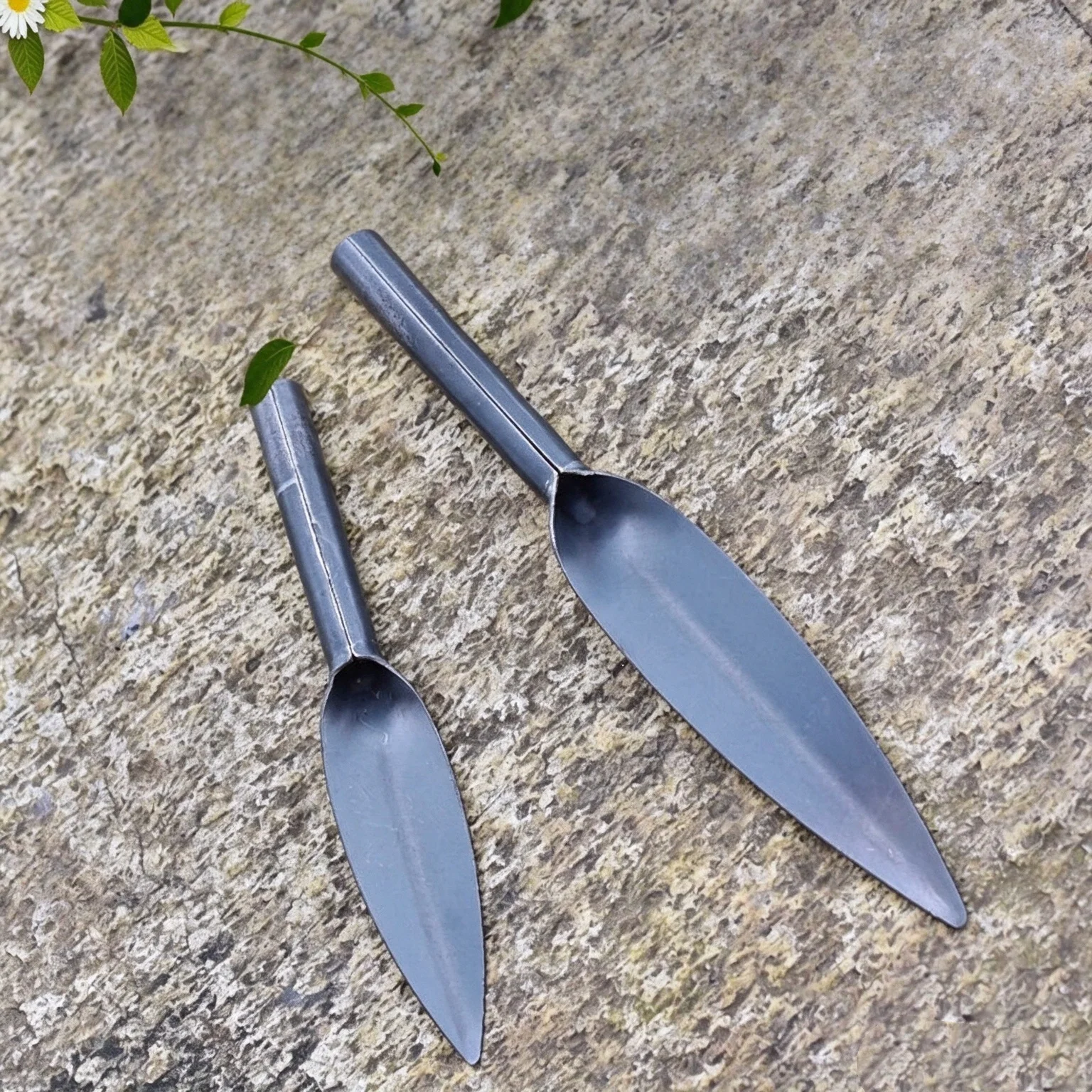 1 Piece Gardening Tool: Willow Leaf-Shaped Flower Shovel, Small Pointed Iron Shovel for Planting Flowers and Vegetables, Digging Soil, Loosening Soil, and Repotting Succulents