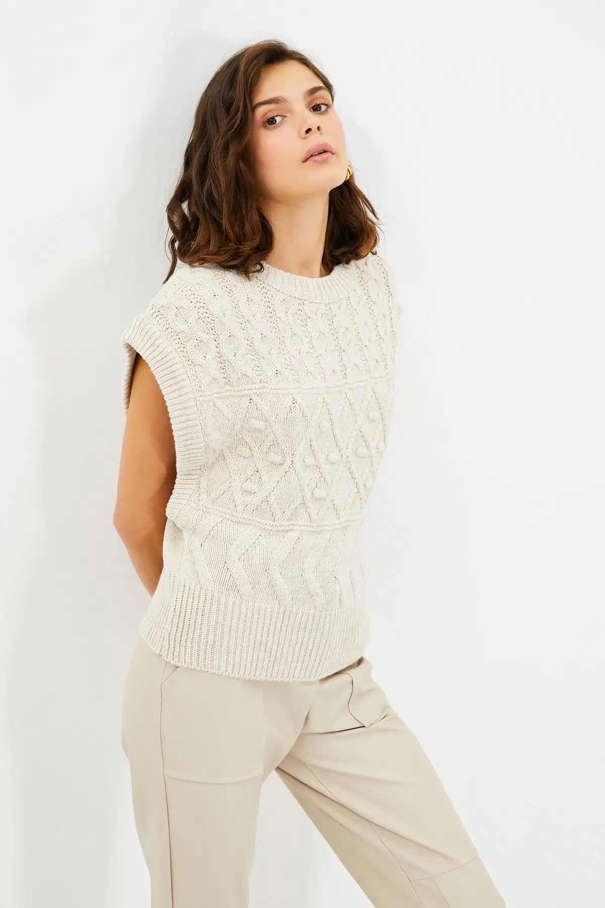 Pull tricoté en pierre, tricot détaillé. Pull 100% coton. Vêtements à design spécial pour femmes. Tissu de haute qualité.