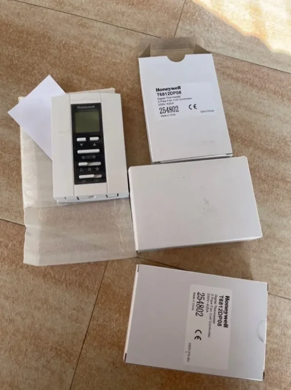 

New original authentic / T6812DP08 / LCD thermostat Alternative / DT70 / temperature control panel