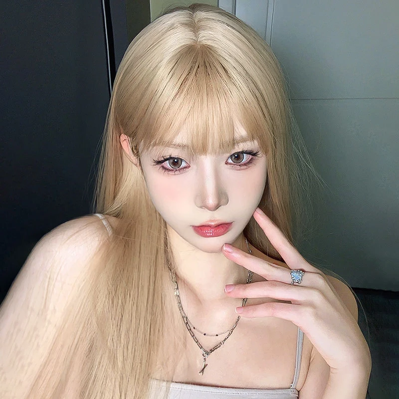 韓国風の明るいブロンドの自然なフルヘッドウィッグ、甘くて可愛い前髪付き、ロングストレートヘア