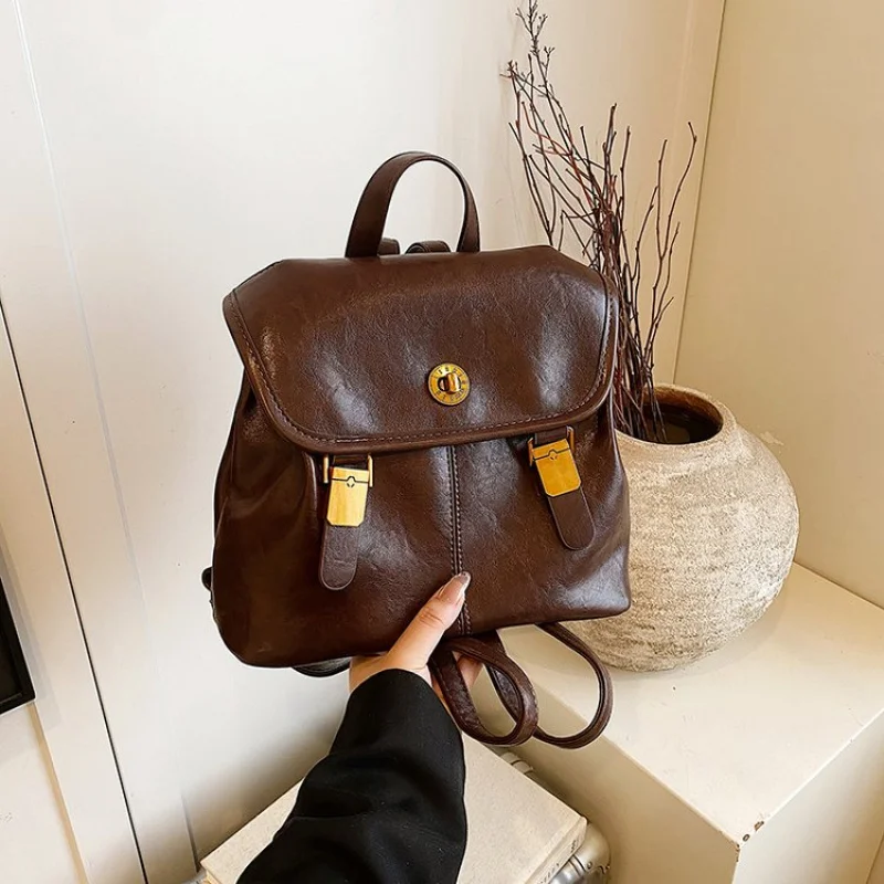 

Elegant Messenger Bag For Ladies Water-Resistant Leather Construction With Luggage Strap Convenient Travel Companion