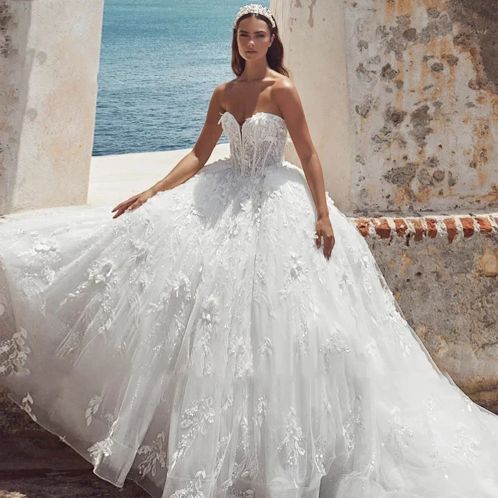 Maßgeschneidertes weißes, sexy, herzförmiges, ärmelloses, rückenfreies Brautkleid in A-Linie mit Spitzenpailletten und 3D-Blumenaufklebern für Bräute