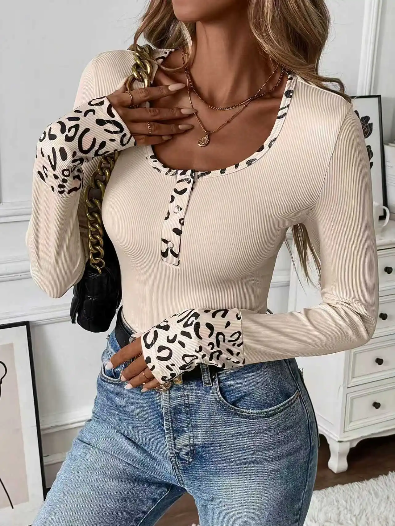 بلوزة نسائية بأكمام طويلة ورقبة دائرية مع زخرفة بطبعة الفهد، متعددة الاستخدامات وغير رسمية لفصلي الربيع والصيف.