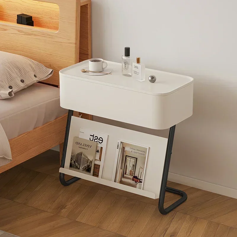 منضدة سوداء حديثة، طاولة بجانب السرير متعددة الوظائف مع رف للمجلات، طاولة نهاية أنيقة مع مساحة تخزين لغرفة النوم
