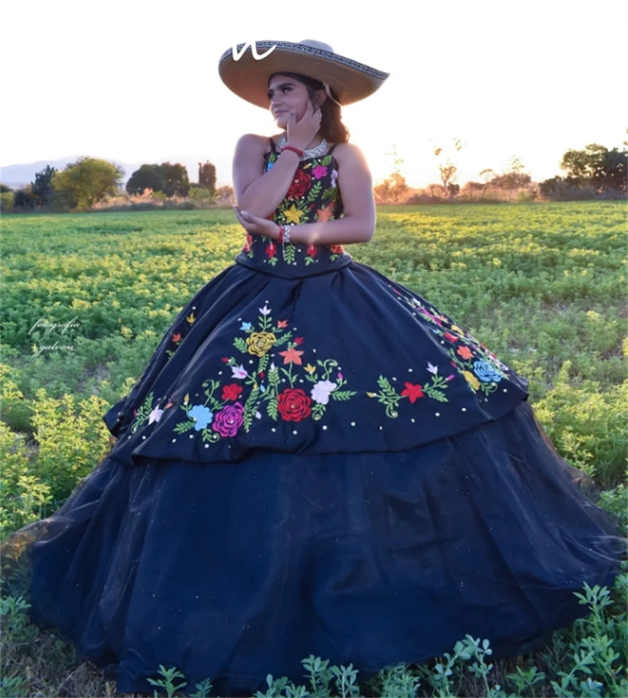 فستان Quincenara المكسيكي الأسود العتيق مع تطريز ملون مخصص Charro Sweet 16 حفلة عيد ميلاد Vestido De 15 Años