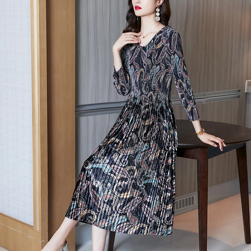 2023 Autumn and Winter New Three House Pleated Dress Gold Velvet Print V-Neck Large Loose and Slim Magic Dress Robe