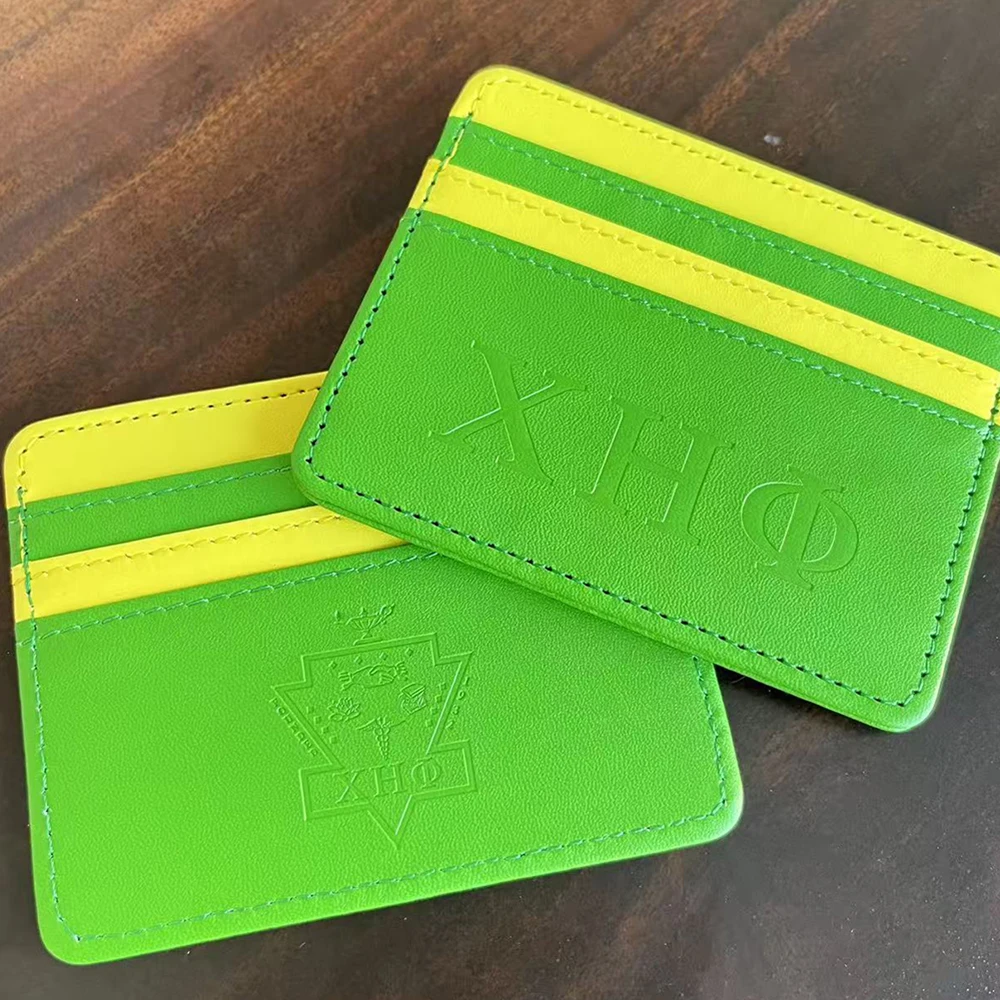 

Желто-зеленые греческие буквы Chi Eta Phi, визитница с логотипом щита