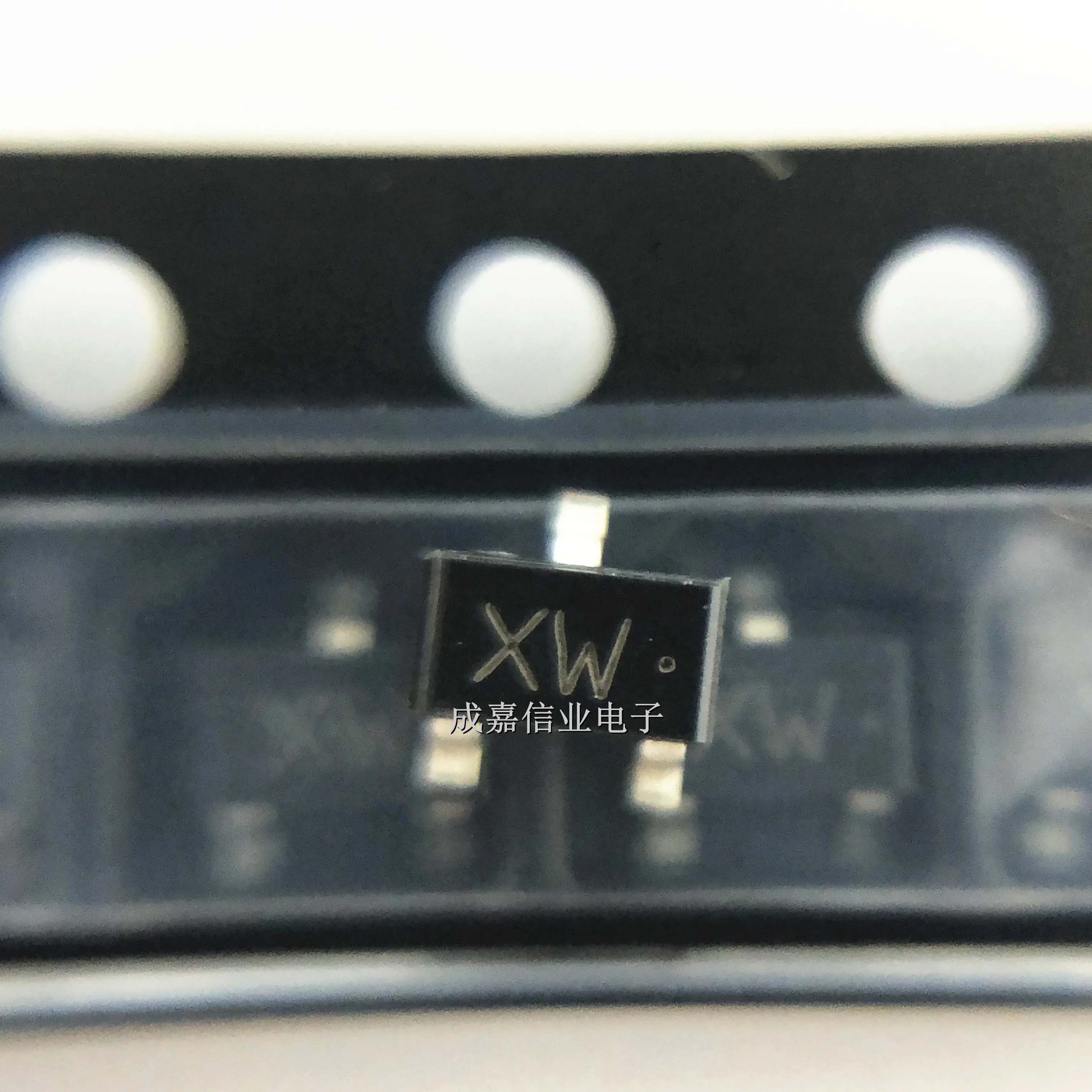 100pcs/Lot INC2002AC1-T112-1 SOT-23-3 MARKING;XW FOR MUTING APPLICATION SILICON NPN EPITAXAL TYPE Transistor 600mA 50V