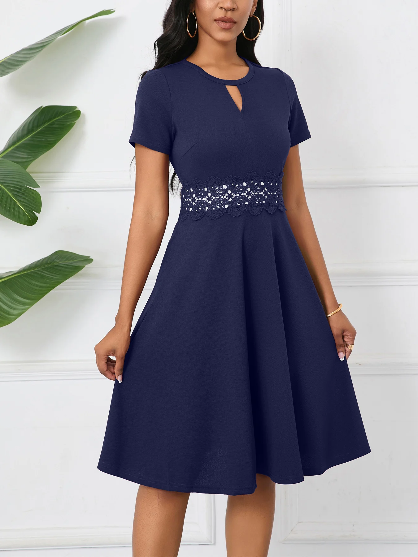 Elegantes Damen-Sommerkleid mit Rundhalsausschnitt, kurzen Ärmeln, Spitze, Taillenausschnitt, hoher Taille, elegant für Büro, Cocktailparty. – Detail 8