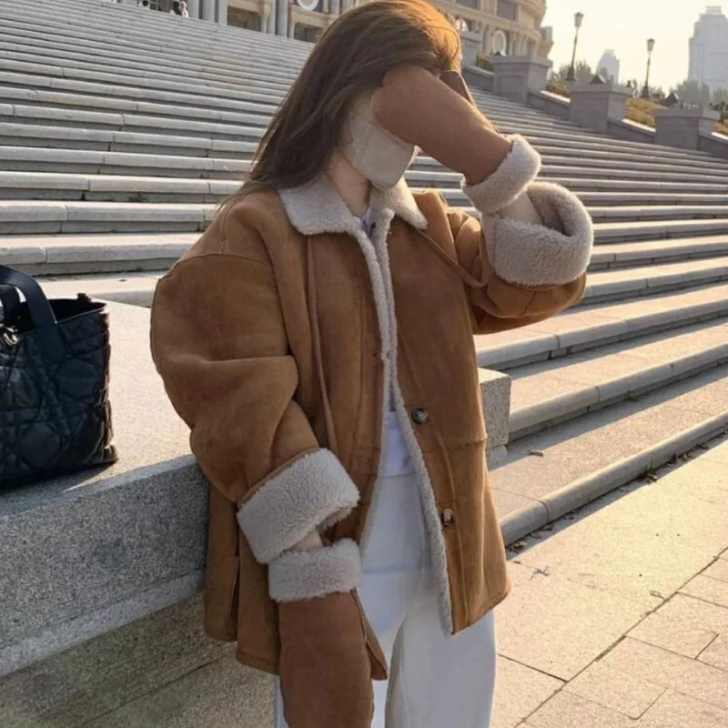 Brown lapel lamb wool patchwork coat, thickened retro short jacket for women with gloves, reversible and made of suede fabric.